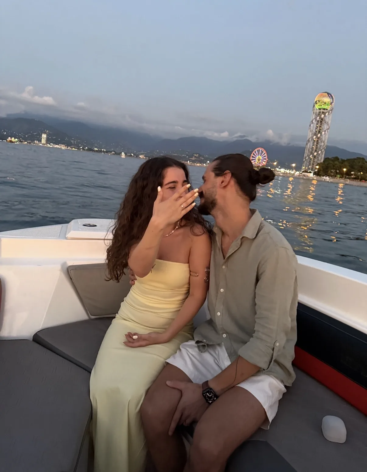 თემო და მარიამი ბათუმის ყურეში, ნავზე